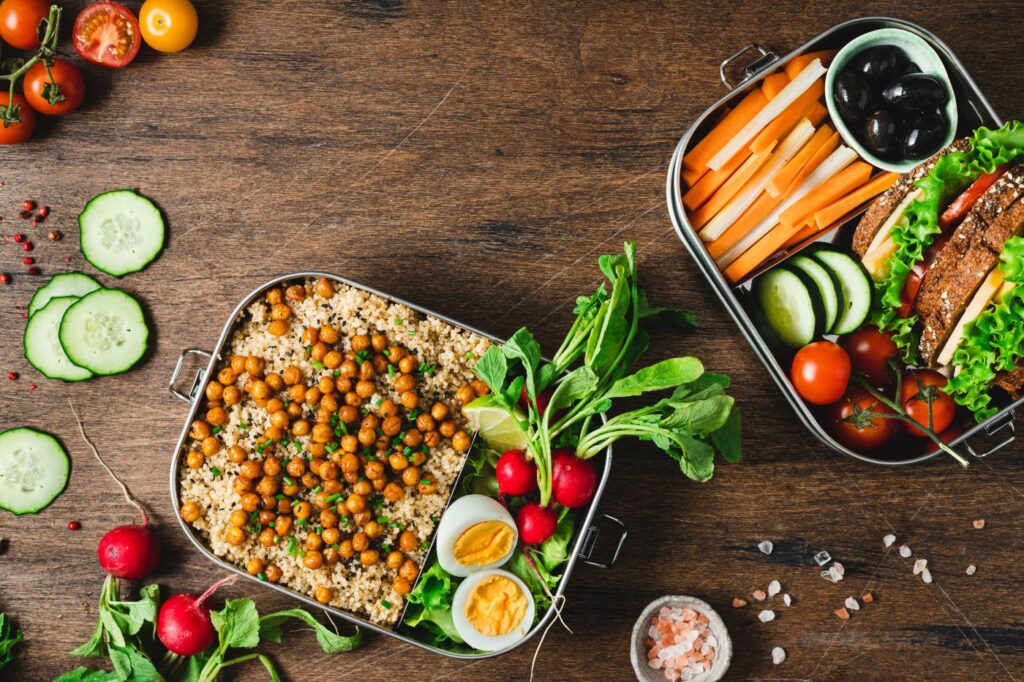 Gesundes Essen vorbereitet in einer Box zum Mitnehmen