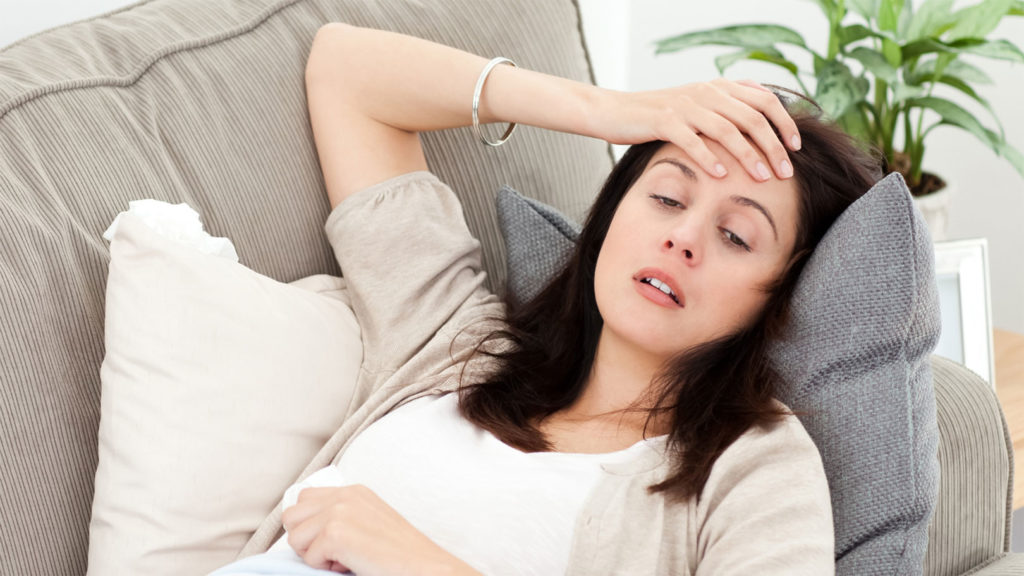 Frau mit Fieber als vielseitiges Symptome (immunschwäche, Darmerkrankungen und mehr)