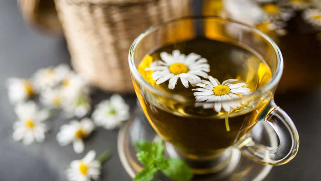 Kamillentee wirkt beruhigend und entzündungshemmend auf den Magen-Darm Trakt und kann beim Darmfloraaufbau nach Grippe helfen