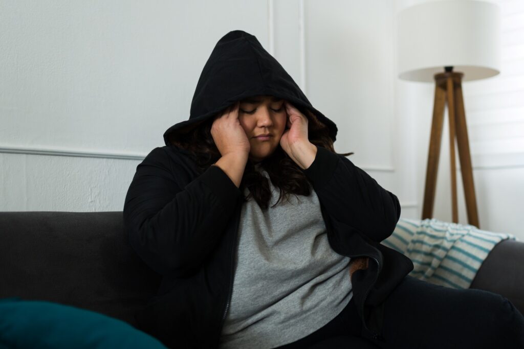 Übergewichtige Frau mit psychischen Problemen 