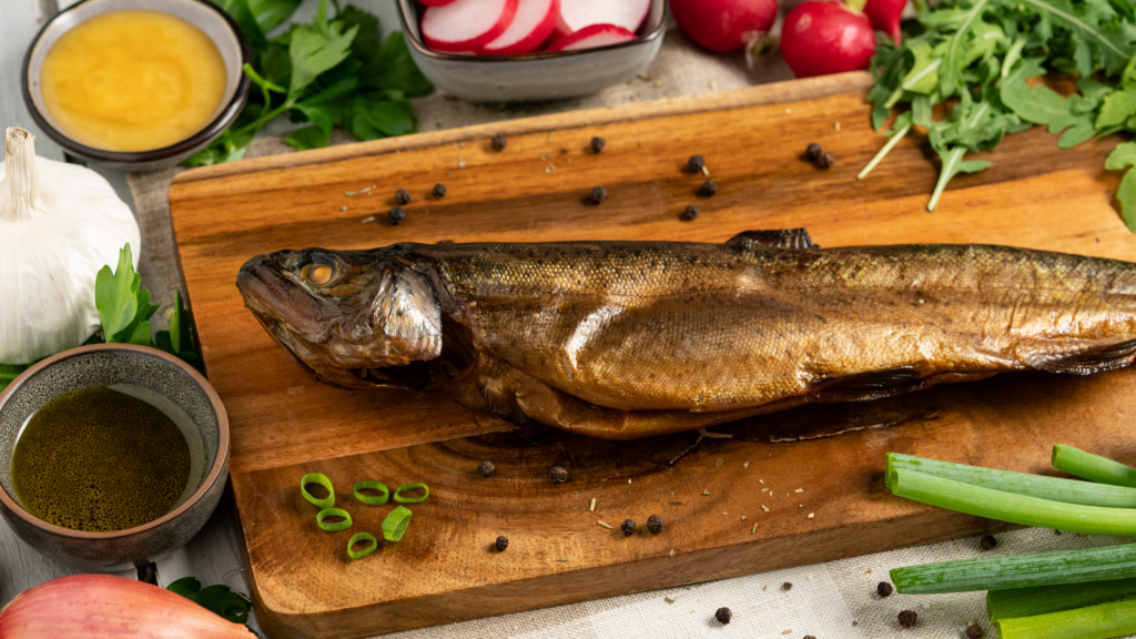 Geräucherte Forelle mit Sprossen-Radieschen-Salat