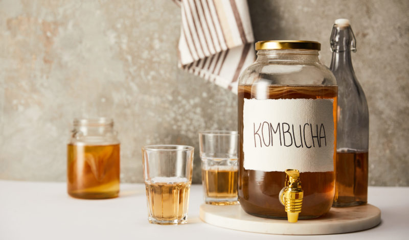 Gläser mit Kombucha
