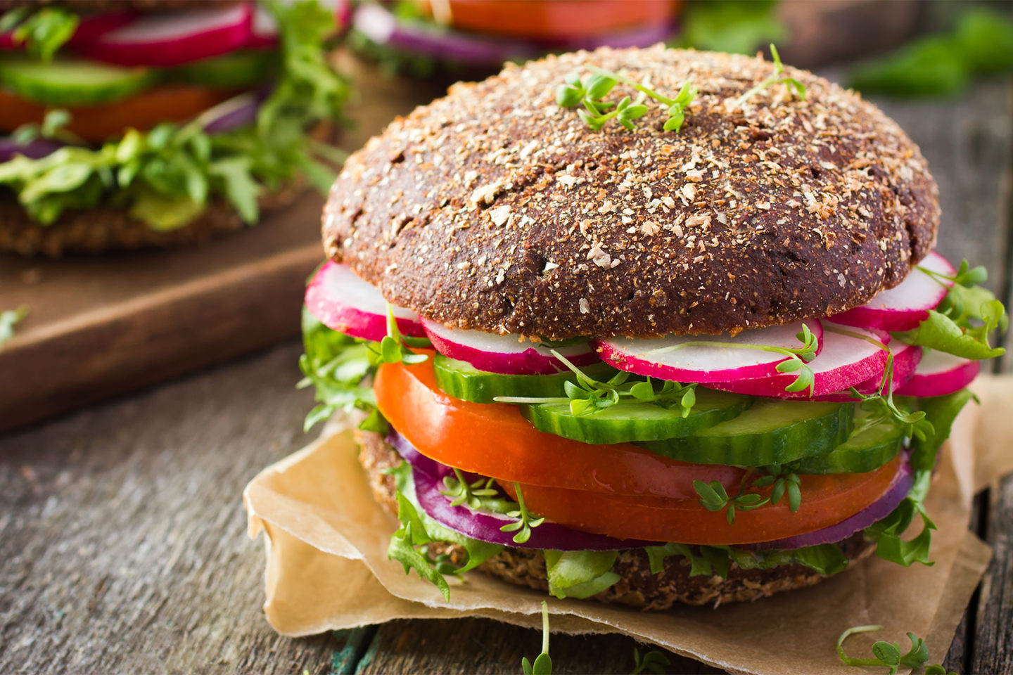 Mangelerscheinungen von veganer Ernährung - Assoziationsfoto veganer Burger