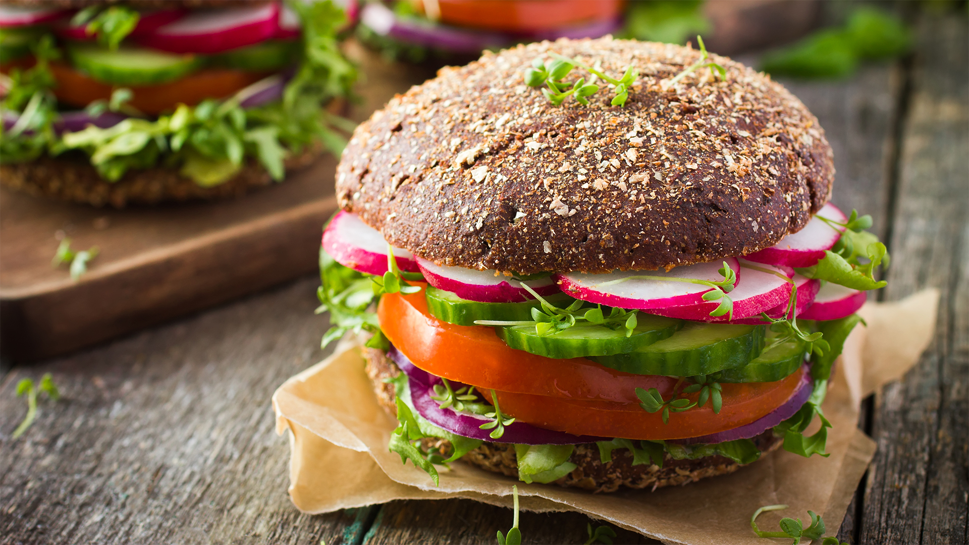 Mangelerscheinungen von veganer Ernährung - Assoziationsfoto veganer Burger