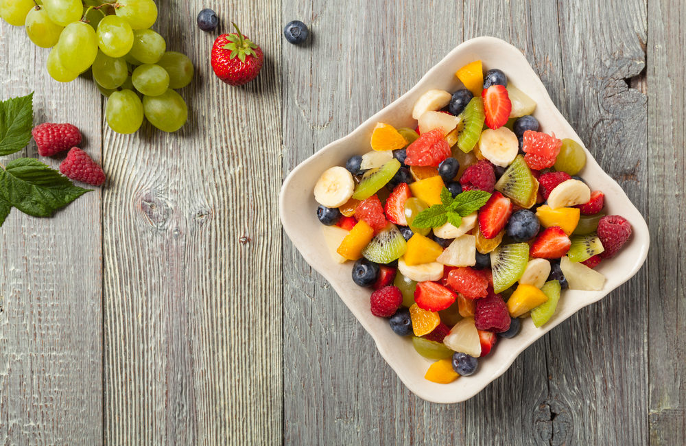 Leckerer Obstsalat mit frischen Früchten