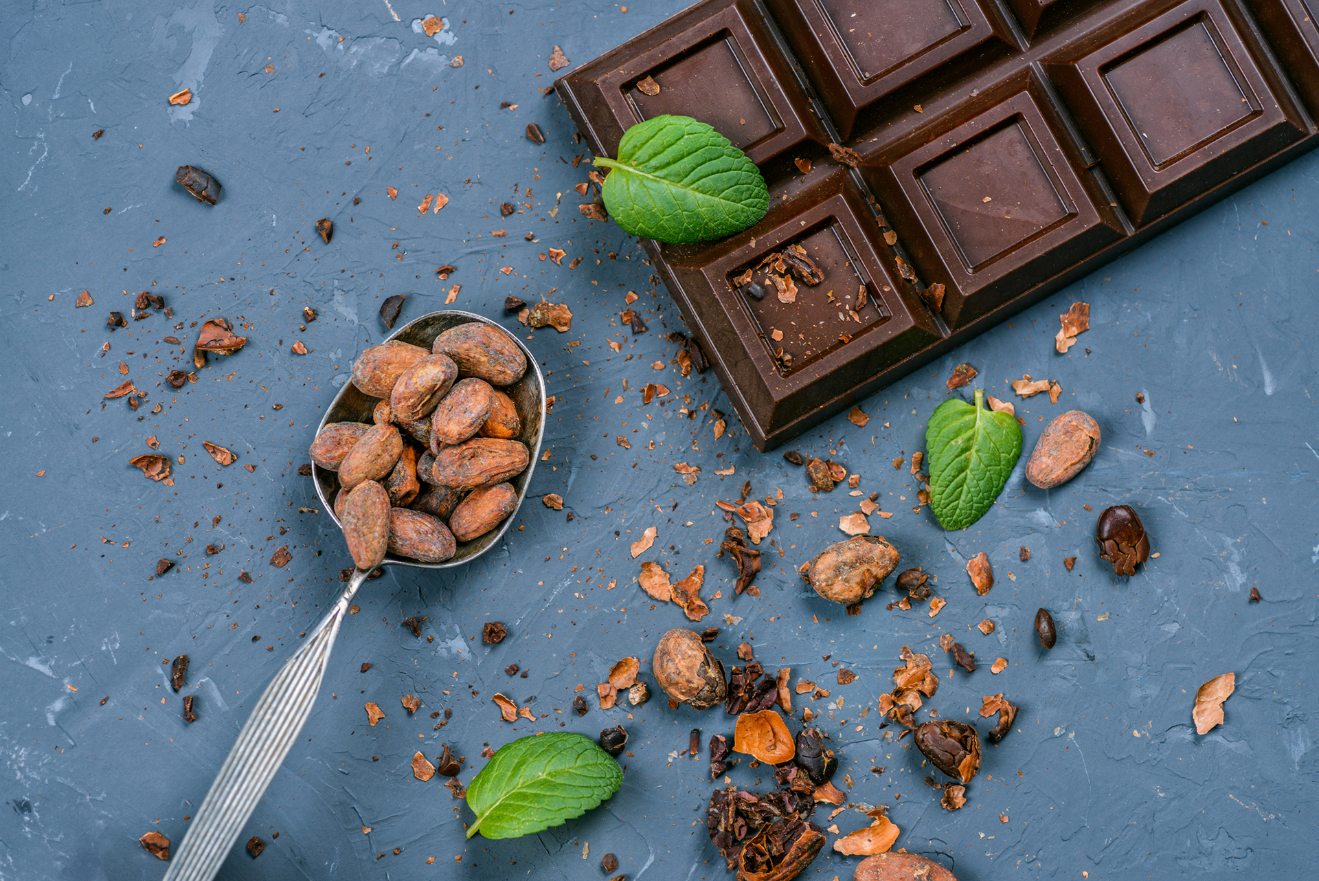 Schokoladenriegel mit Kakaobohnen