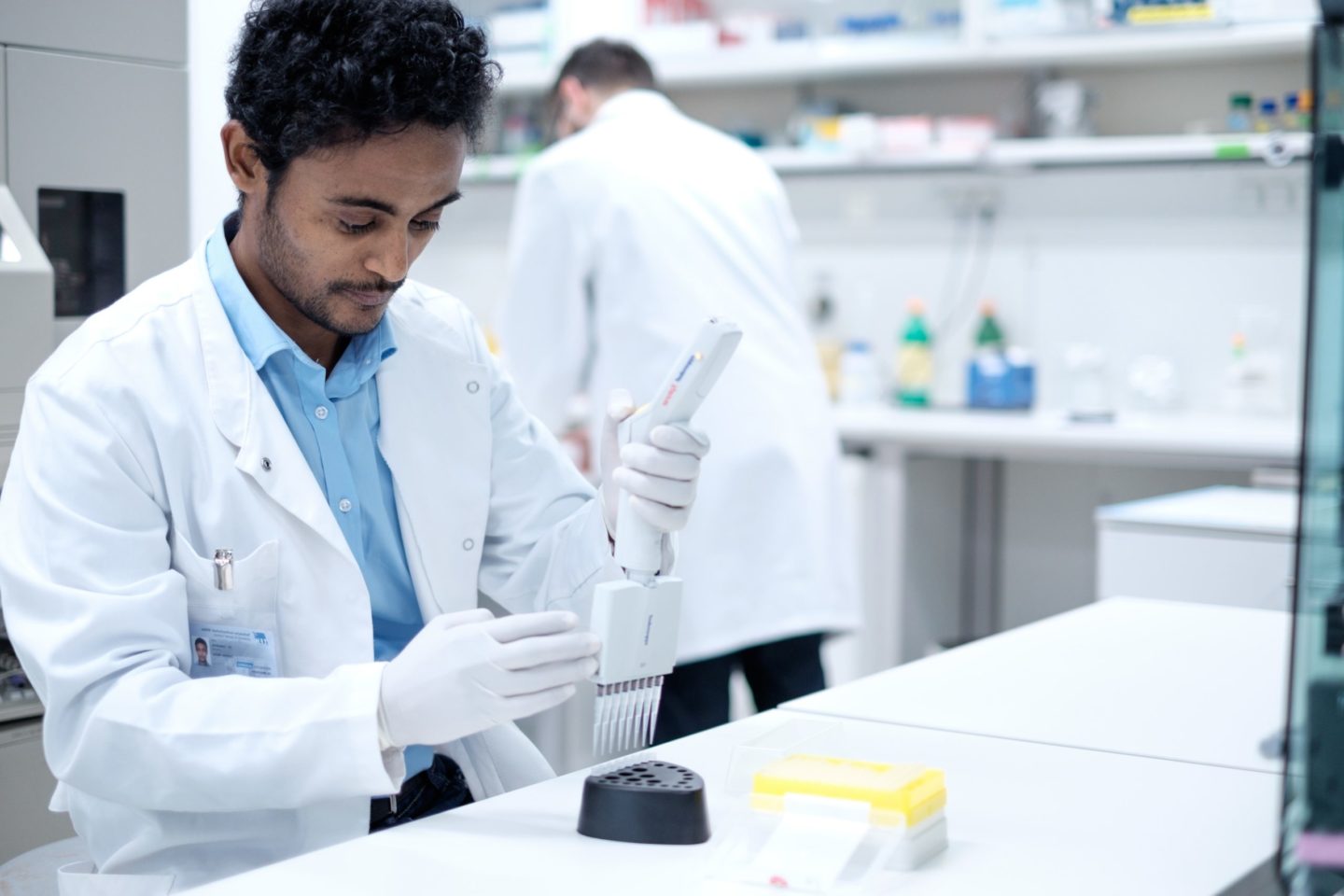 BIOMES Wissenschaftler mit Kittel im Labor